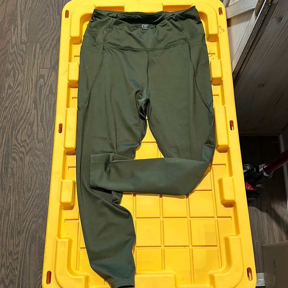 Crown and Ivy - army green
